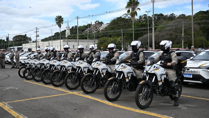 Na imagem, motos da Brigada militar, no estacionamento, pilotadas por brigadianos