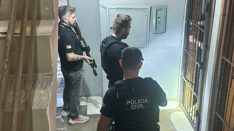 Na imagem tr&ecirc;s policias em a&ccedil;&atilde;o 