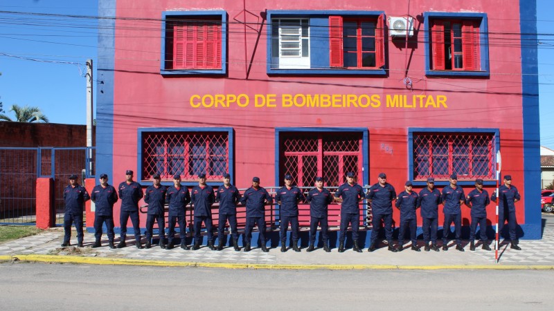Na imagem 17 bombeiros em frente &agrave; nova sede