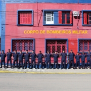 Na imagem 17 bombeiros em frente &agrave; nova sede