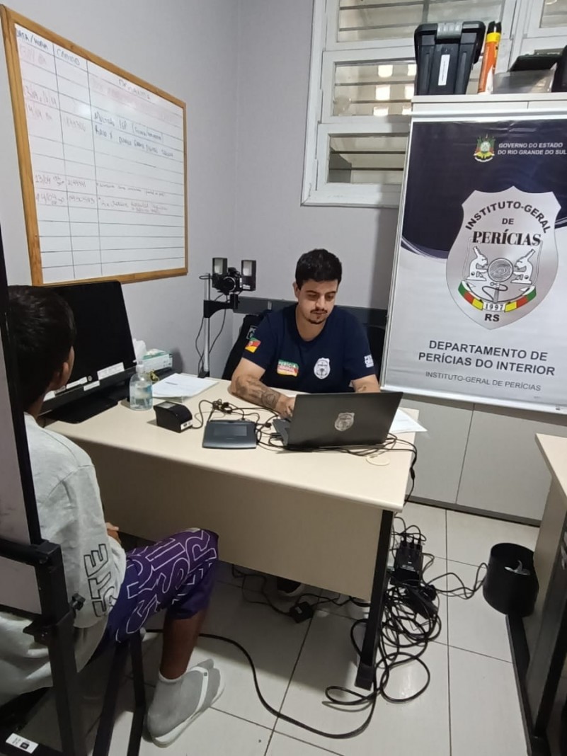 Na imagem, servidor do IGP atendendo em mutir&atilde;o