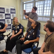 Na imagem quatro servidores recebem orienta&ccedil;&otilde;es