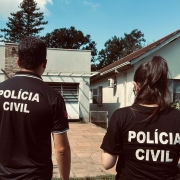 Na imagem, dois policiais em frente ao canil.