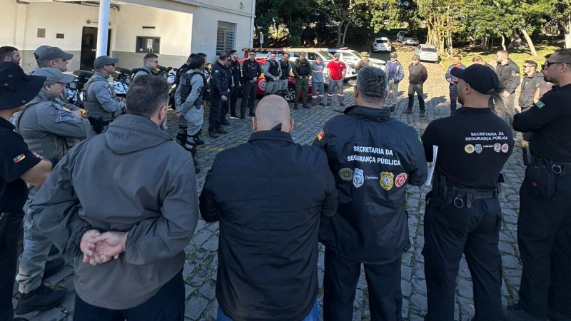 A imagem mostra servidores das for&ccedil;as de seguran&ccedil;a reunidos durante a Opera&ccedil;&atilde;o Fios e Cabos