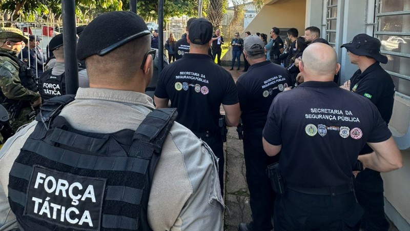 A imagem mostra servidores das for&ccedil;as de seguran&ccedil;a do Estado reunidos em um ambiente externo, durante a opera&ccedil;&atilde;o Desmanche