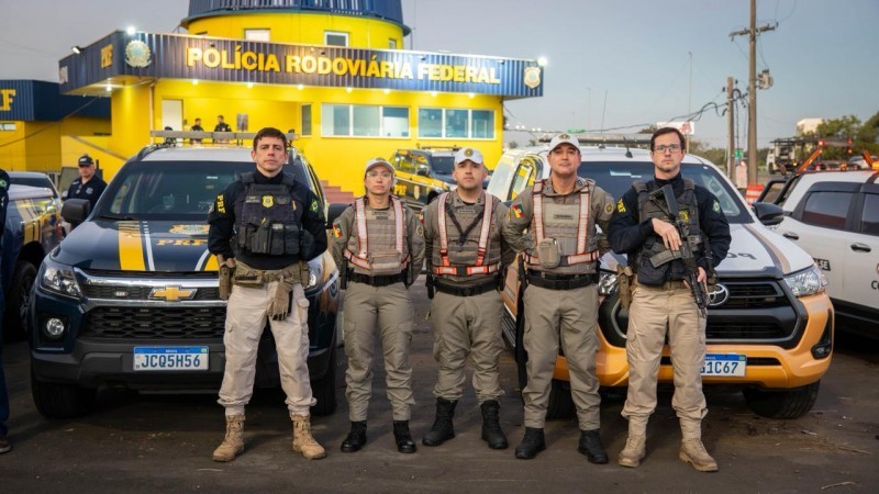 A imagem mostra servidores da Brigada Militar e da Pol&iacute;cia Rodovi&aacute;ria Federal em frente a viaturas durante a a&ccedil;&atilde;o integrada do Maio Amarelo