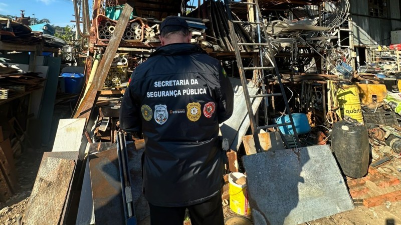 A imagem mostra um servidor da seguran&ccedil;a p&uacute;blica em a&ccedil;&atilde;o durante a 105&ordf; edi&ccedil;&atilde;o da Opera&ccedil;&atilde;o Fios e Cabos