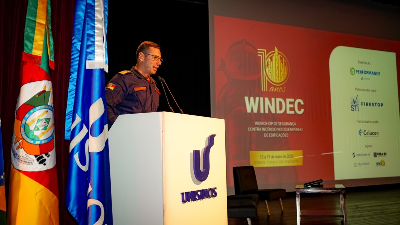 Na imagem o comandante do CBMRS discursa na abertura do evento