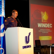 Na imagem o comandante do CBMRS discursa na abertura do evento