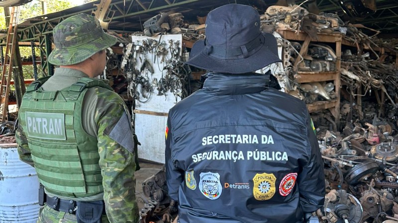 A imagem mostra dois servidores das for&ccedil;as de seguran&ccedil;a do Estado durante a opera&ccedil;&atilde;o Desmanche