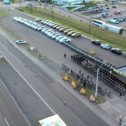 A imagem a&eacute;rea mostra servidores da Brigada Militar perfilados durante o lan&ccedil;amento da opera&ccedil;&atilde;o. Tamb&eacute;m &eacute; poss&iacute;vel ver viaturas estacionadas e ve&iacute;culos trafegando na estrada