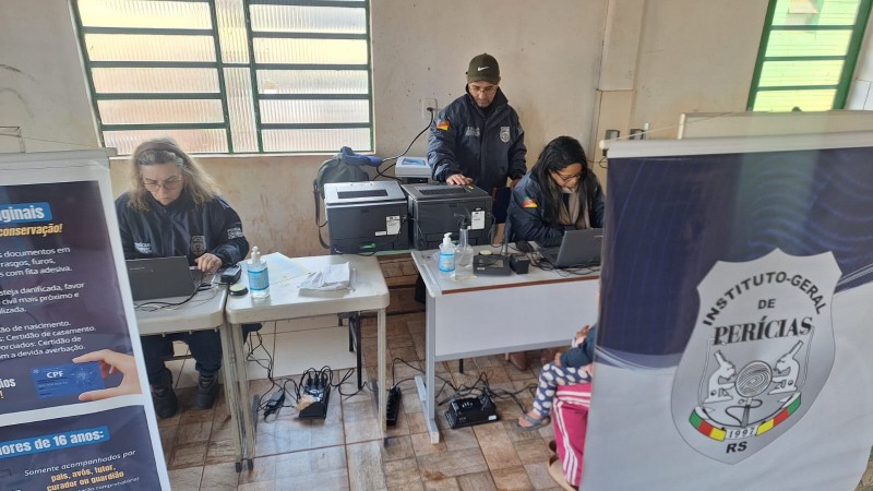 Na imagem, servidores do IGP confeccionando carteiras de identidade