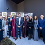 Foto posada de um grupo numeroso de pessoas em frente a um painel repetido com o texto &ldquo;POL&Iacute;CIA CIVIL&rdquo; e bras&otilde;es institucionais.