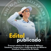 A imagem mostra uma oficial da sa&uacute;de da Brigada Militar prestando contin&ecirc;ncia. Ao fundo, h&aacute; um logo da Brigada Militar
