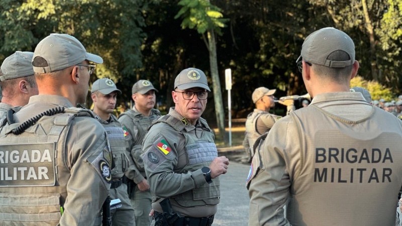 A imagem mostra servidores da Brigada Militar em um ambiente externo