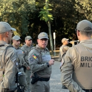 A imagem mostra servidores da Brigada Militar em um ambiente externo