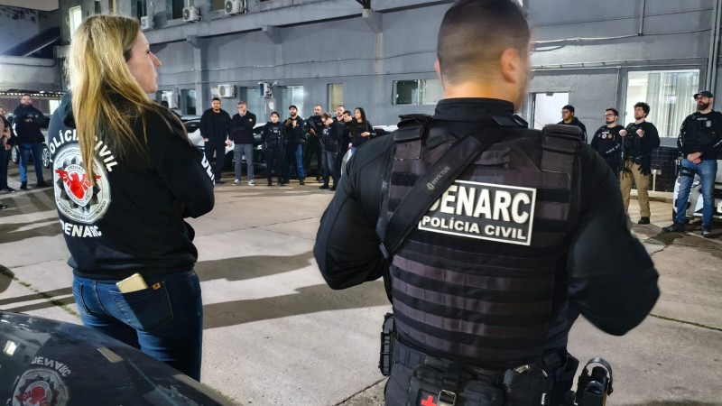 Policiais se preparam para uma opera&ccedil;&atilde;o