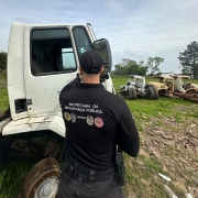 A imagem mostra um servidor da SSP vistoriando um caminh&atilde;o, em uma &aacute;rea aberta, durante a opera&ccedil;&atilde;o Desmanche