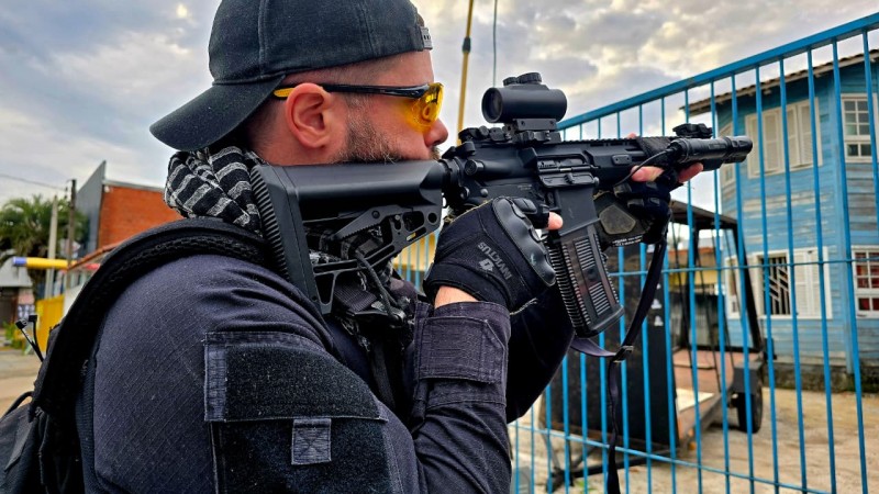 Na imagem policial durante a opera&ccedil;&atilde;o