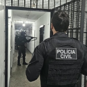 Na imagem policiais na opera&ccedil;&atilde;o em pres&iacute;dio